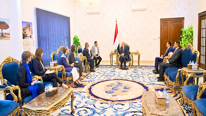 رئيس مجلس القيادة الرئاسي رشاد العليمي خلال لقائه اليوم الثلاثاء، في قصر معاشيق بعدن سفراء الاتحاد الأوروبي